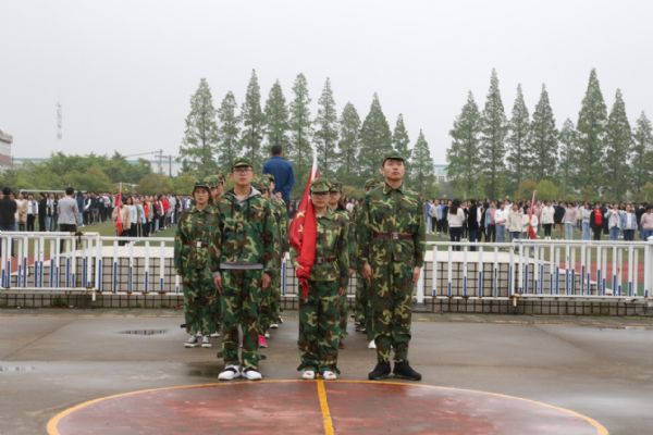 泰州實(shí)驗(yàn)中學(xué)舉行慶祝中國人民解放軍海軍暨渡江戰(zhàn)役70周年升國旗儀式