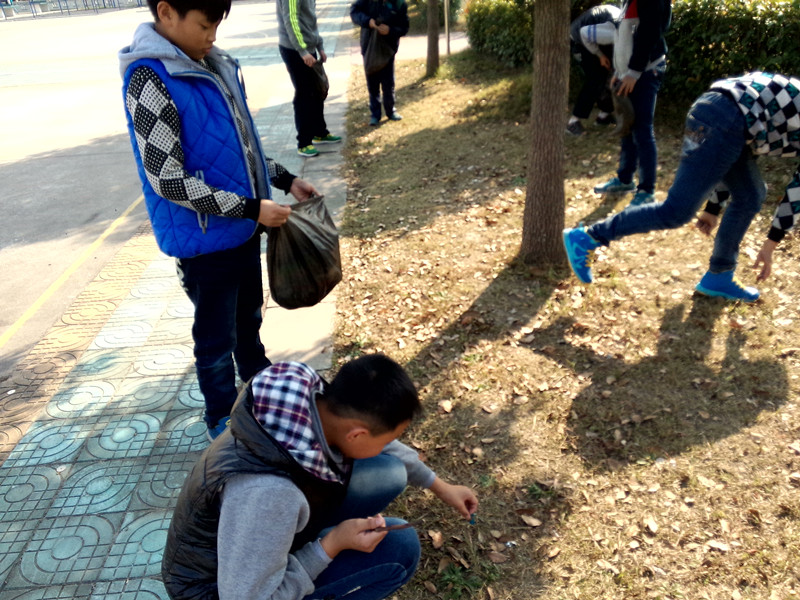 3月12日青年志愿者創(chuàng)綠色校園，樹文明新風(fēng)